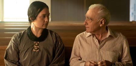 La actriz Lily Gladstone mira al director Martin Scorsese en un momento del rodaje