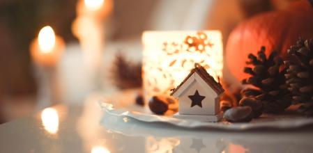 Para adaptar la decoración de tu hogar al otoño, las hojas secas y las velas serán apuestas seguras.