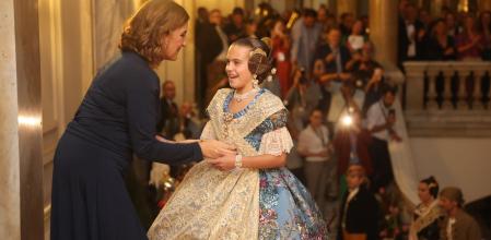 La alcaldesa María José Catalá, con la nueva Fallera Mayor Infantil de València en la proclamación de hace unos días