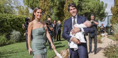 María Pombo y Pablo Castellano junto a sus hijos en la boda de Marta y Luís