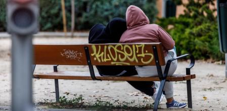 Personas en los Barrios de Madrid Vida cotidiana Jovenes en descansando en Bancos de Carabanchel Alto