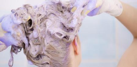 Champú violeta para cabello blanco.