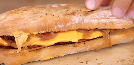 Bocadillo vegano de beicon y queso