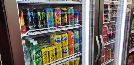 Una nevera con distintos productos, entre ellos bebidas energéticas