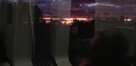 Explica cómo los pasajeros de un tren en Sevilla se quedan encerrados durante horas por culpa de la borrasca