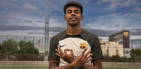 Lamine Yamal posa dibujando con los dedos para ‘Guyana Guardian’ la cifra 304, los tres dígitos del código postal del barrio de Rocafonda