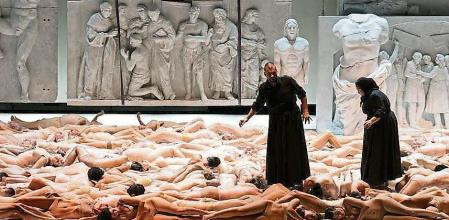 Gábor Bretz y Marie-Nicole Lemieux en una escena de 'El anillo del nibelungo', primera parte de la Tetralogía de Wagner con montaje de Romeo Castellucci que se estrenó el 24 de octubre en La Monnaie de Bruselas y que coproduce el Liceu