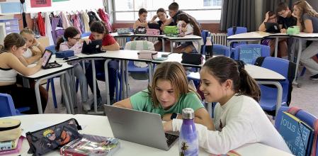 Alumnos con ordenadores en las aulas del GEM en Mataró