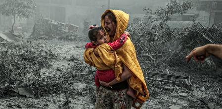 Una mujer y una niña palestinas, sobrevivientes hace unos días de un bombardeo israelí sobre la franja de Gaza