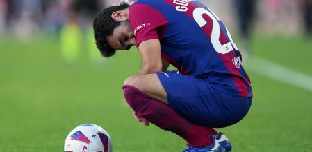 Un decepcionado Ilkay Gündogan, junto al balón y de cuclillas, el sábado a la conclusión del clásico en el Estadi Olímpic de Montjuïc
