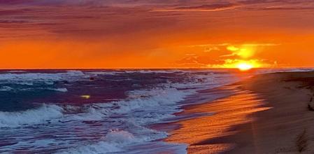 Puesta de sol en Gavà Mar después de la tormenta.