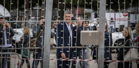 Albiol observa las luces pixel del árbol de Navidad de Badalona