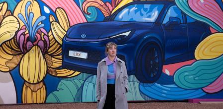 Lidia Cao con su obra de arte para la exposición de Lexus en la Plaza de Colón en Madrid