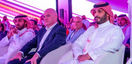 Gianni Infantino, entre el ministro de Deportes, Abdul Aziz bin Turki Al-Faisal, y el príncipe heredero saudí, Mohammed ben Salman