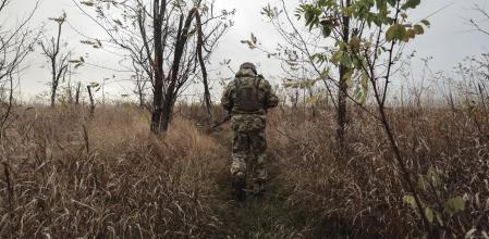 Un militar ucraniano inspeccionando una antigua posición rusa
