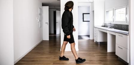 Un joven visitando un piso de alquiler