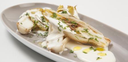 Endibias con salsa de queso azul