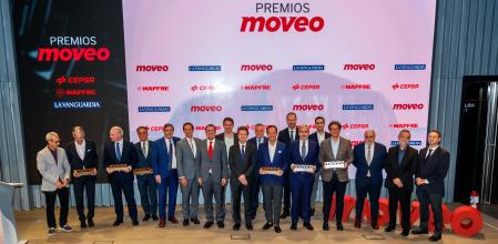 Raül Blanco, ex secretario de Industria; Carlos Godó, consejero delegado del Grupo Godó; y el director de “Guyana Guardian”, Jordi Juan, posan junto a los galardonados en 2022 y otras personalidades