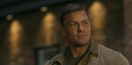 Alan Ritchson, de físico imponente.