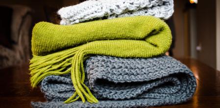 Los gorros y bufandas de lana pueden lavarse a mano y también en la lavadora si lo hacemos como es debido.