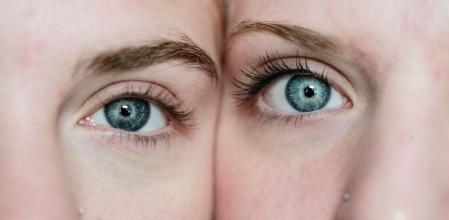 Los sueros para las pestañas ayudan a que se vean más largas y tupidas.