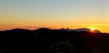Puesta de sol mirando a Montserrat desde Sant Llorenç del Munt.