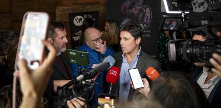 Francisco Rivera atendió a los medios en la cena que el Dr. Iván Mañero organiza cada año para recaudar fondos que emplea en Guinea Bissau.