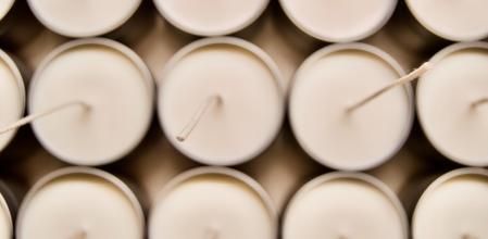 Puedes fundir las velas pequeñas en el microondas o al baño maría.