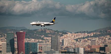 Apertura Dinero sobre cómo se están forrando las aerolíneas con la subida de precios de los billetes de avión. En la imagen, que aparezca un avión de Ryanair