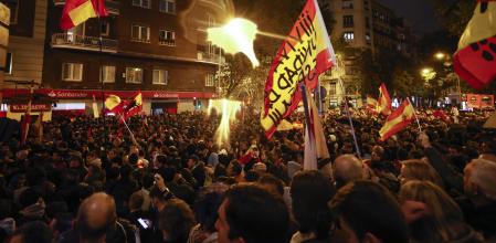 Manifestantes con pancartas se concentran en la calle Ferraz, en Madrid, en una nueva jornada de protesta contra la amnistía, este viernes en la capital.