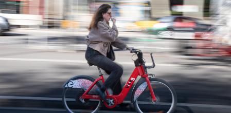 FOTO MARTI GELABERT 10/11/2023 BARCELONA PRESENTA NOVEDADES SOBRE EL BICING, CON MAS BICICLETAS NORMALES Y ELECTRICAS. UNA USUARIA DEL BICING EN GRAN VIA DE LES CORTS, EN LA ALTURA DE PLAZA UNIVERSITAT