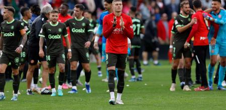 Girona's Ukrainian forward #09 Artem Dovbyk and teammates celebrate at the end of the Spanish league football match between Rayo Vallecano de Madrid and Girona FC at the Vallecas stadium in Madrid on November 11, 2023. Girona won 1-2. (Photo by OSCAR DEL POZO / AFP)