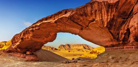 Los paisajes de Wadi Rum están formados por cañones que se abren paso entre las dunas y acantilados