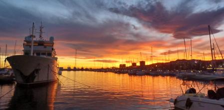 Candilazo al atardecer en el puerto de Mataró.
