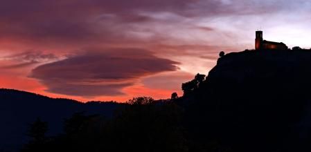 Candilazo en la puesta de sol en el castillo de Tona.