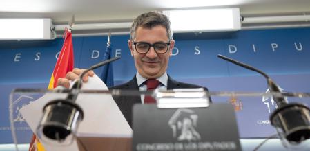 El ministro de la Presidencia, Félix Bolaños, en rueda de prensa en el Congreso