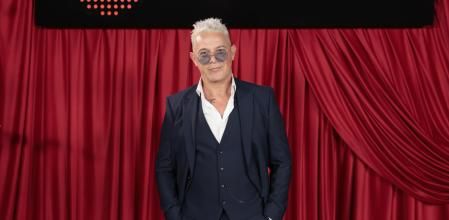 El artista Alejandro Sanz, embajador de la música latina en Sevilla, recibe un emotivo homenaje de su sello discográfico.