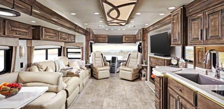 La novedad de Entegra Coach es un vehículo elegante y robusto diseñado para viajes de largo recorrido.