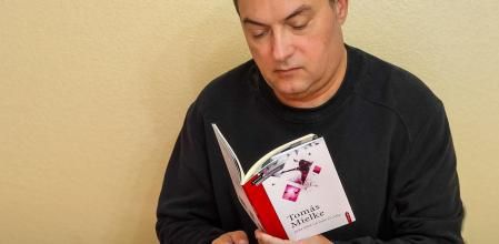 Tomás Mielke muestra el poemario 'Echa para un lado el cielo'.