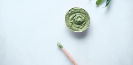 Una mascarilla de arcilla bentonita contribuye a combatir el exceso de sebo en la piel.