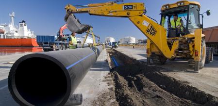 Transporte de agua en barco. Canalización terrestre en el puerto. sequia