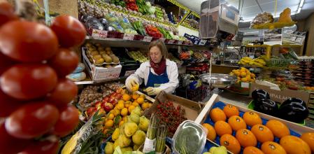 TERUEL, 14/11/2023.-Vista de una frutería del centro de Teruel este martes. La inflación se mantuvo estable en octubre en el 3,5 %, la misma tasa que el mes anterior, por el abaratamiento de los carburantes, mientras que el precio de los alimentos se moderó al 9,5 %, un punto inferior al mes anterior, con el aceite de oliva subiendo más de un 73 %.-EFE/Antonio Garcia