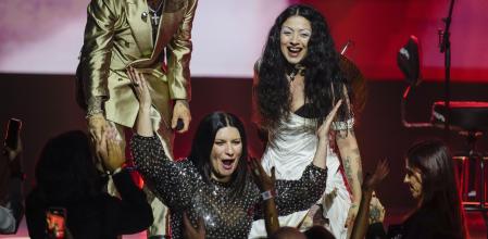 Laura Pausini, saludando con Christian Nodal y Mon Laferte a sus espaldas