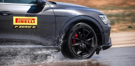 Neumático P Zero E en prueba sobre mojado
