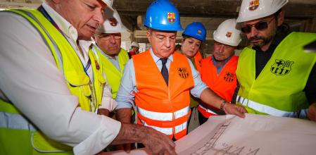 Joan Laporta consulta un plano del futuro Spotify Camp Nou