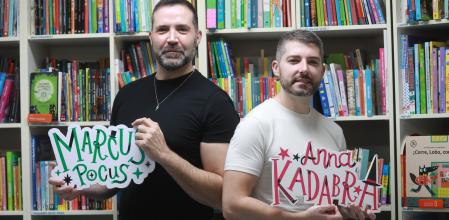 Pedro Mañas y David Sierra, autores del libro 'Brujos en pañales', la decimosegunda aventura de la bruja Anna Kadabra. La serie de Anna Kadabra es uno de los mayores fenómenos de la literatura infantil y juvenil de los últimos tiempos. Solo en España, ha logrado entrar en casa de un millón de lectores, un hecho sin precedentes en la narrativa infantil. Foto emilia gutierrez 13/11/2023