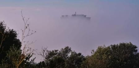 Edificio fantasma por la niebla en Los Boliches.