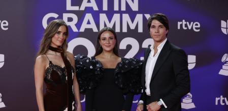 María y Marta Pombo junto a Pablo Castellanos