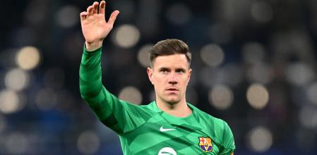 HAMBURG, GERMANY - NOVEMBER 07: Marc-Andre ter Stegen of FC Barcelona acknowledges the fans following the team's defeat during the UEFA Champions League match between FC Shakhtar Donetsk and FC Barcelona at Volksparkstadion on November 07, 2023 in Hamburg, Germany. (Photo by Stuart Franklin/Getty Images)