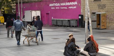 PLAN MUNICIPAL PARA RECUPERAR LA PLAÇA DE LA GARDUNYA & JARDINES RUBIÓ I LLUCH. JOVENES DE ESCOLA MASSANA SENTADOS EN EL SUELO DE PLAÇA GARDUNYA.